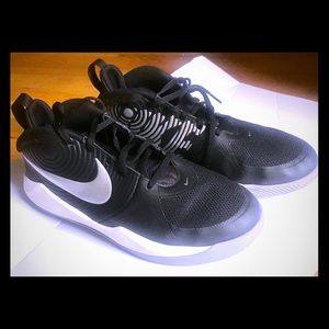 Nike Boys 7y Basketball Shoes